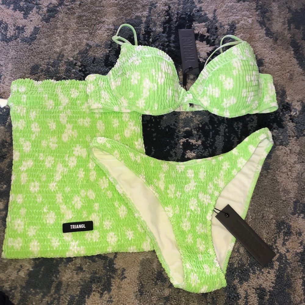 Cheeky bottom with bra style top swimsuit set with bag.